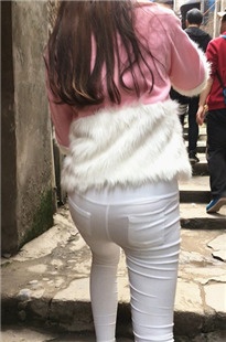 近距离拍摄白色紧身裤MM的小翘屯C055[534M]