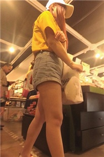 逛精品店的两个热裤妹子，一苗条一丰满C093[1.2G]