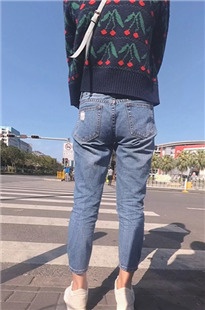 跟拍等过马路的牛仔裤高中生美眉C085[1.37G]