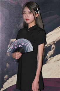 执扇高挑黑丝美女3A8675[2.04G]