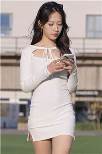 白裙女子MJ3468