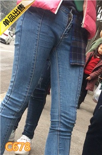 等车的紧身牛仔裤妹子[631M] 编号：C678