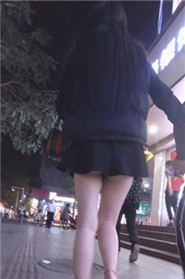 黑色短裙妹子路出浅浅的微笑线很迷人C078[492M]