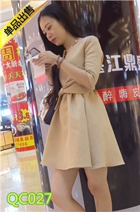 商场两个身材高挑短裙美女QC027[763M]