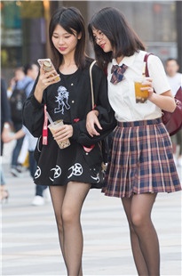小透明DK街拍一起逛街的美少女黑丝+网袜3A217[827M]