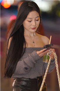 夜拍黑丝皮短裤美女3A8514[2.35G]