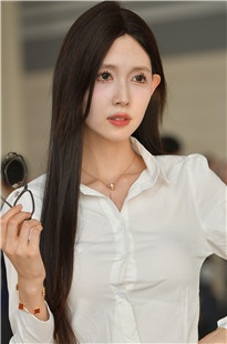靓丽的红裙美女【套图+视频】3A8416[4.22G]