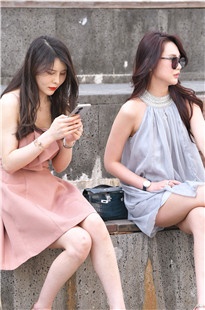 粉裙高跟鞋俩美女3A8640[5.34G]
