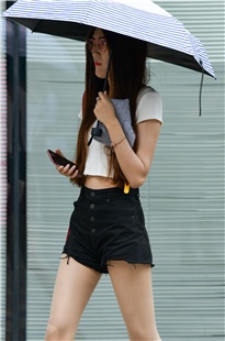 打伞肉丝袜长腿妹子3A1335[102M]