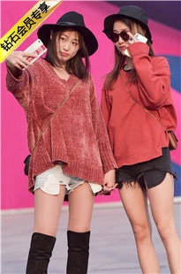 初冬时的两位时尚美腿小姐姐3A125[67P/370M]
